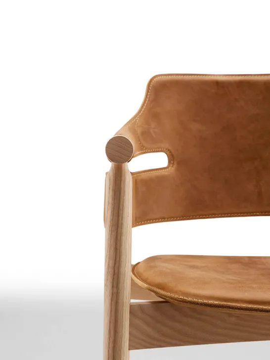Krzesło SUITE marki Midj – drewniane nogi skórzane siedzisko zdjęcie 1