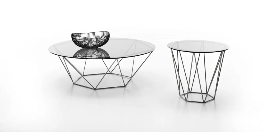 Stolik kawowy SIX marki Olta – stolik z ażurową metalową podstawą